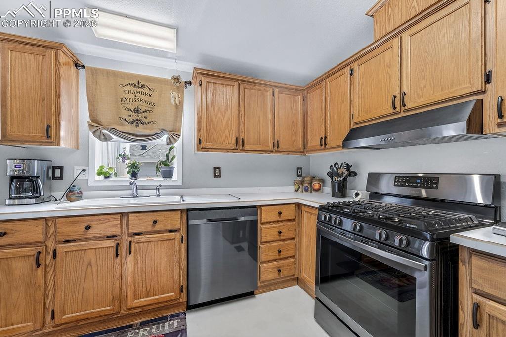 Image 14 of 48: Kitchen