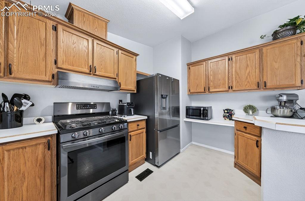 Image 17 of 48: Kitchen