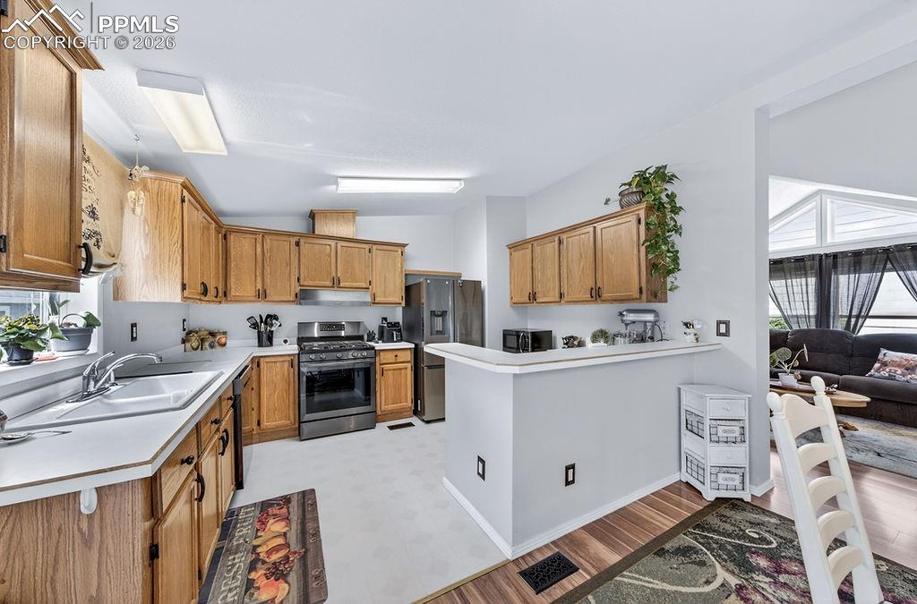 Image 18 of 48: Kitchen