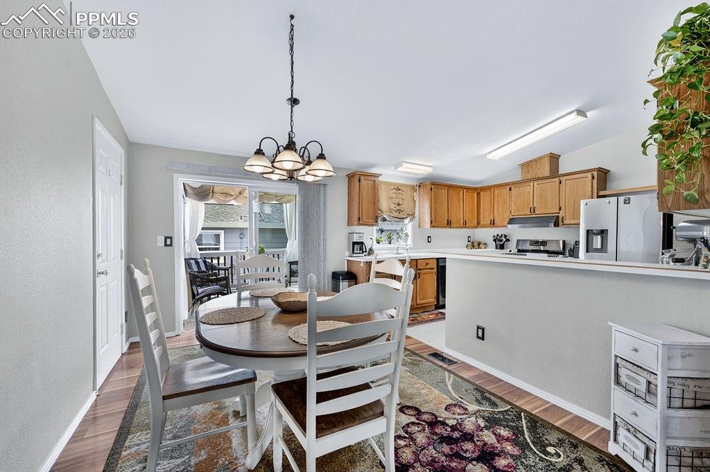 Image 19 of 48: Dining Area