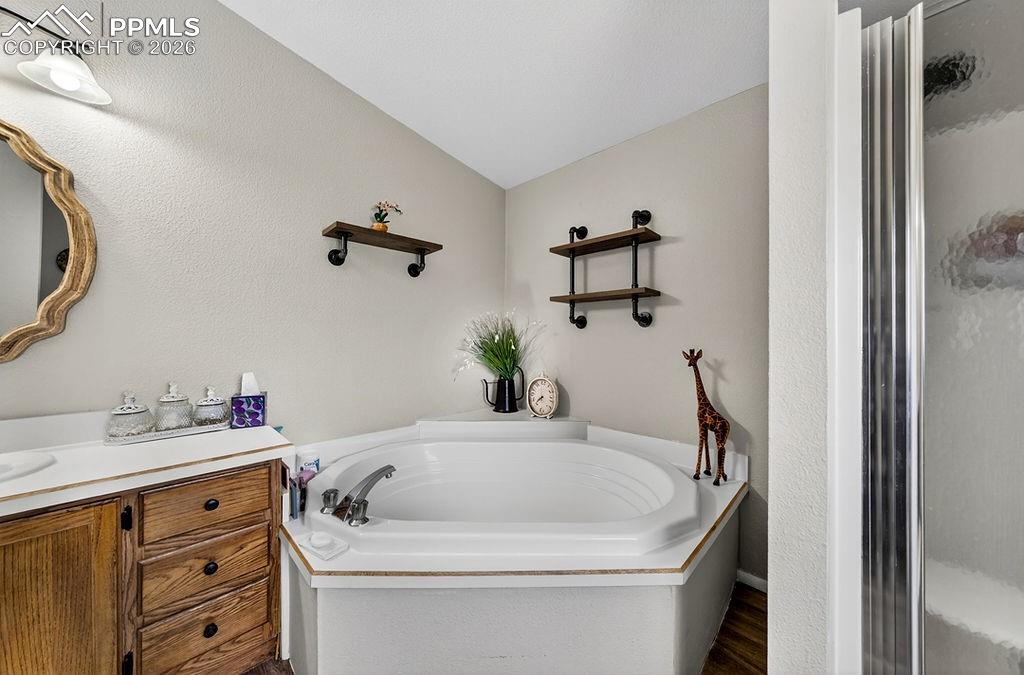 Image 31 of 48: Bathroom