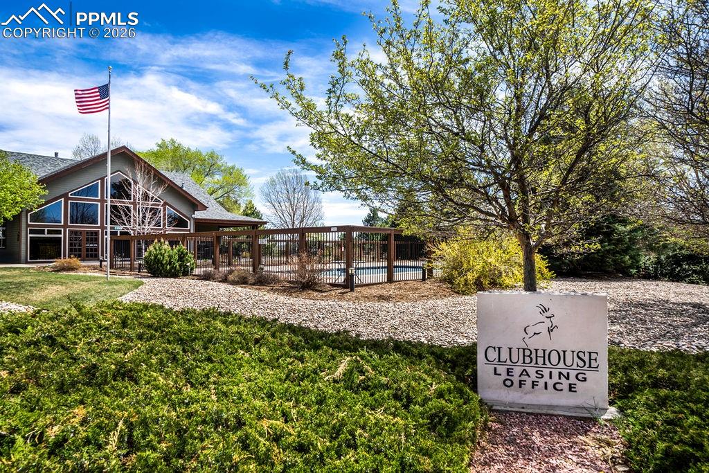 Image 43 of 48: Yard