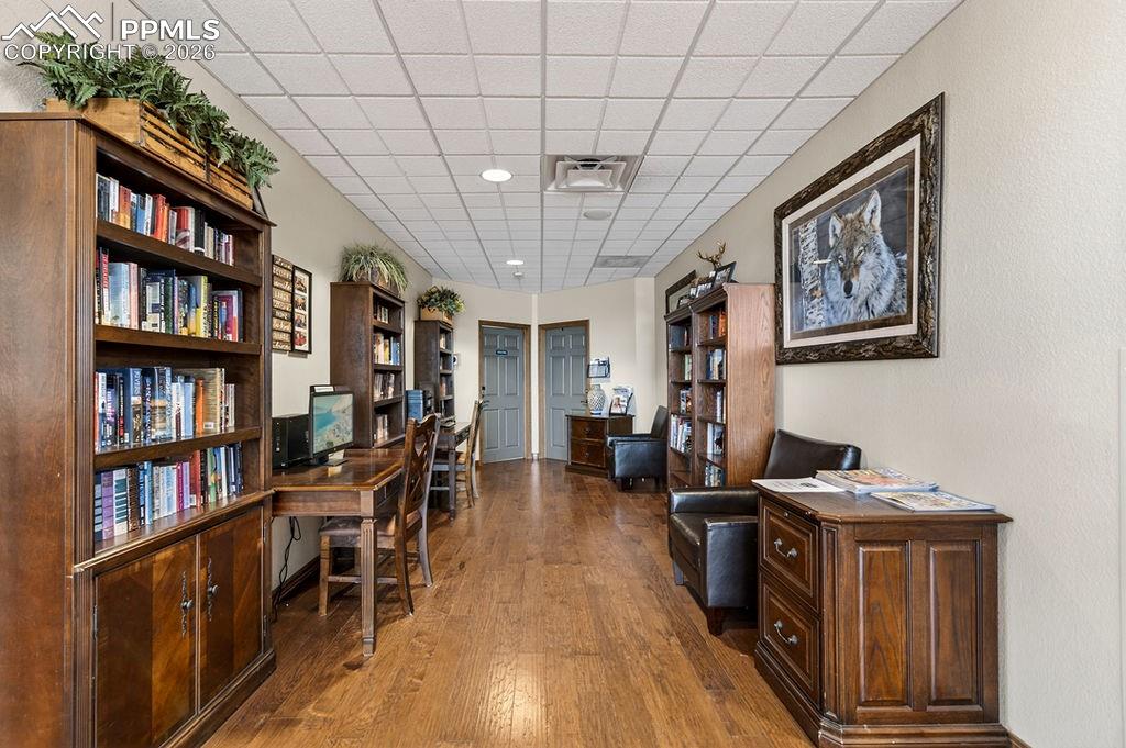 Image 46 of 48: Office