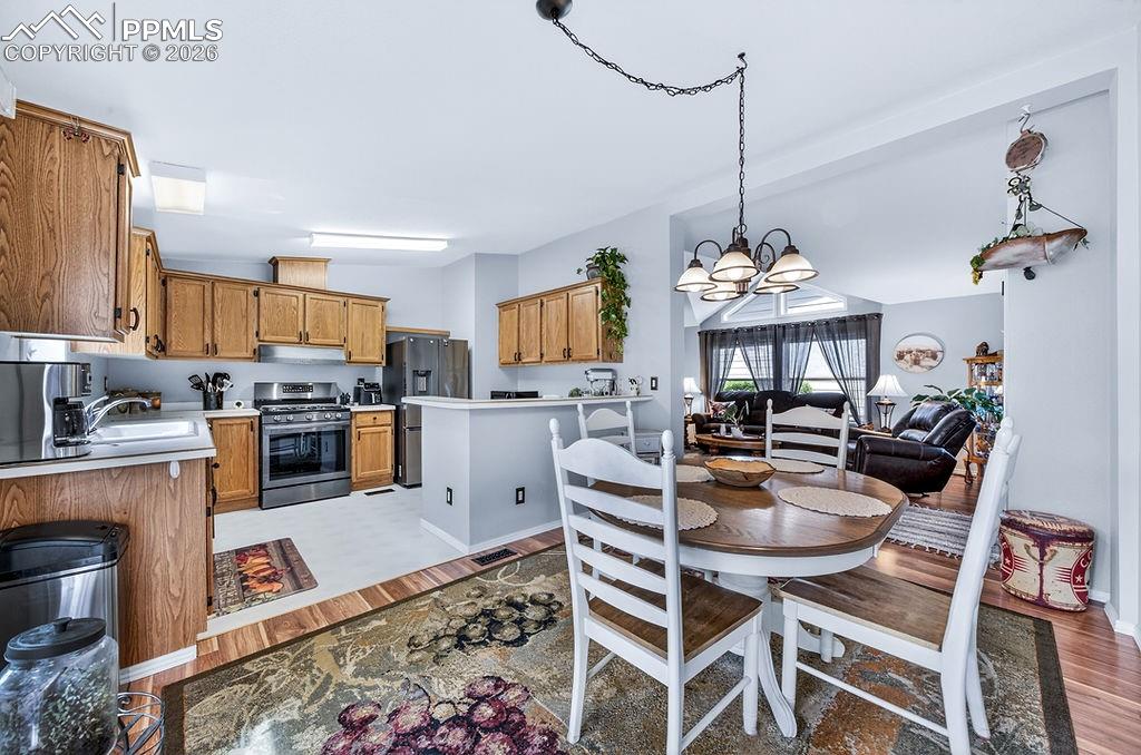 Image 8 of 48: Dining Area