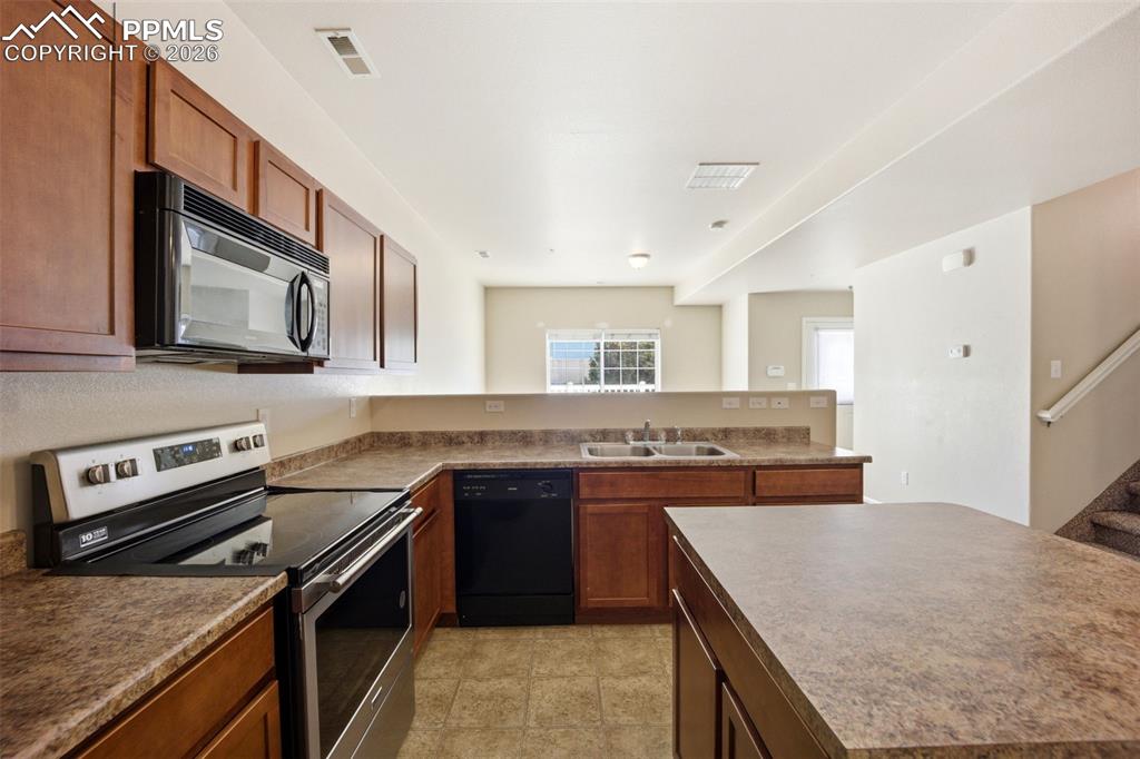 Image 10 of 42: Kitchen