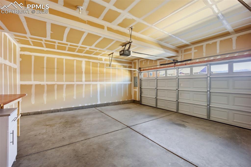 Image 28 of 42: Garage