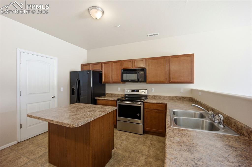 Image 7 of 42: Kitchen