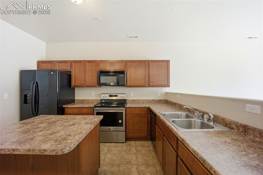 Image 8 of 42: Kitchen