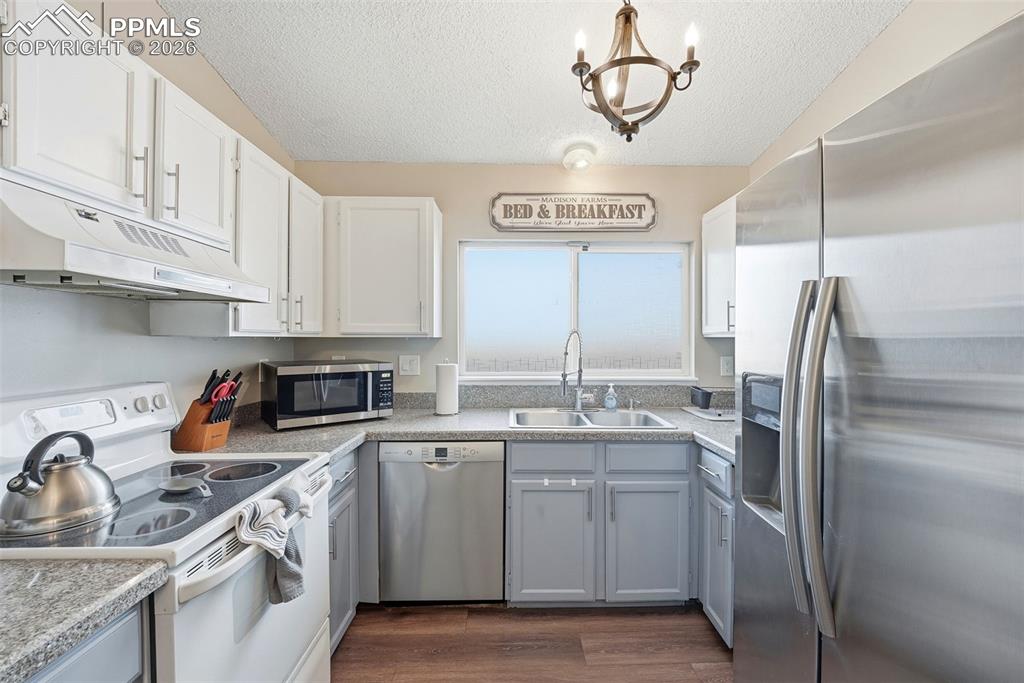 Image 2 of 40: Kitchen