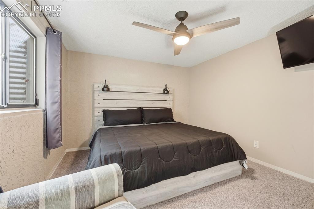 Image 26 of 40: Bedroom