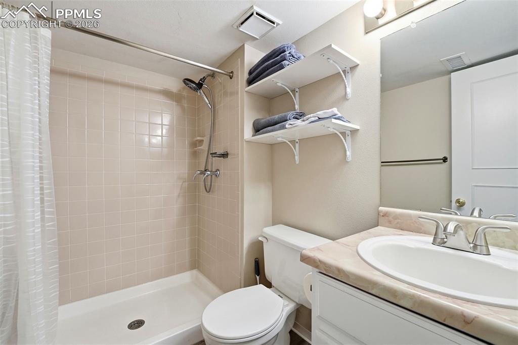 Image 27 of 40: Bathroom