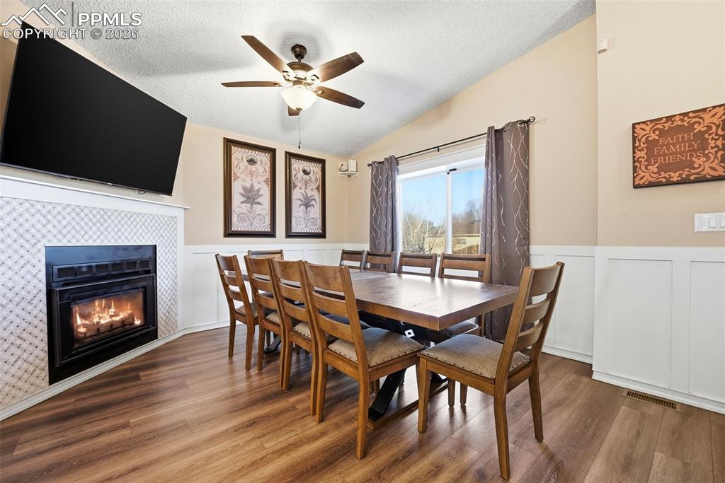 Image 3 of 40: Dining Area