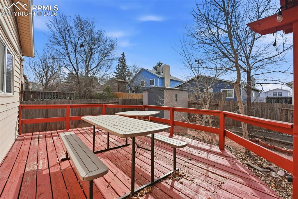 Image 32 of 40: Deck