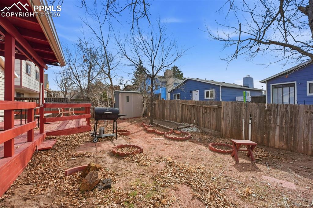 Image 34 of 40: Yard