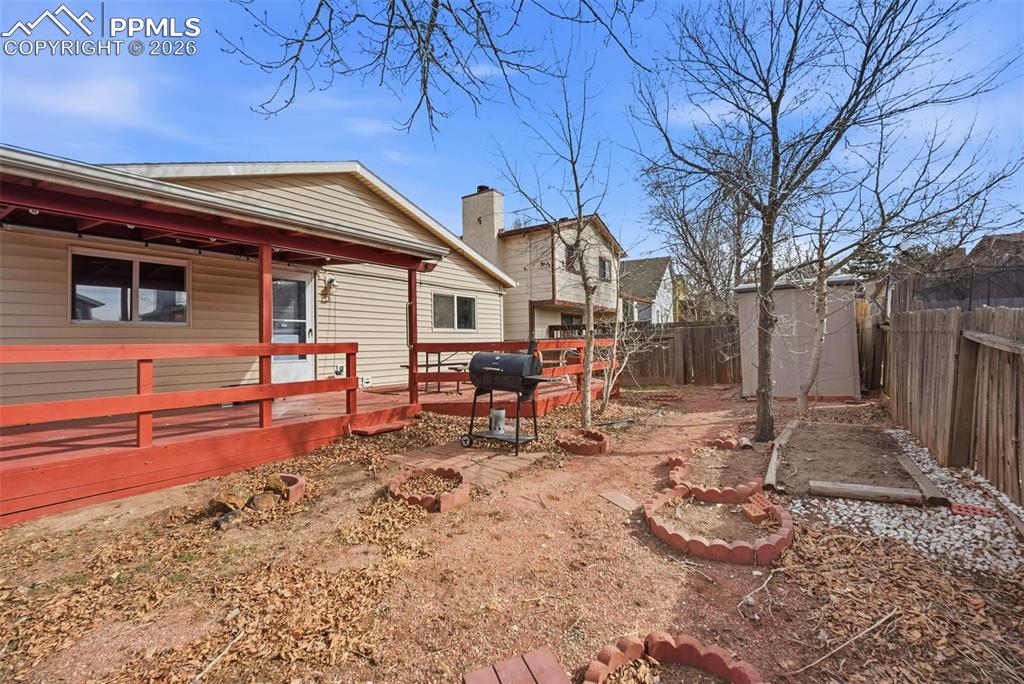 Image 35 of 40: Yard