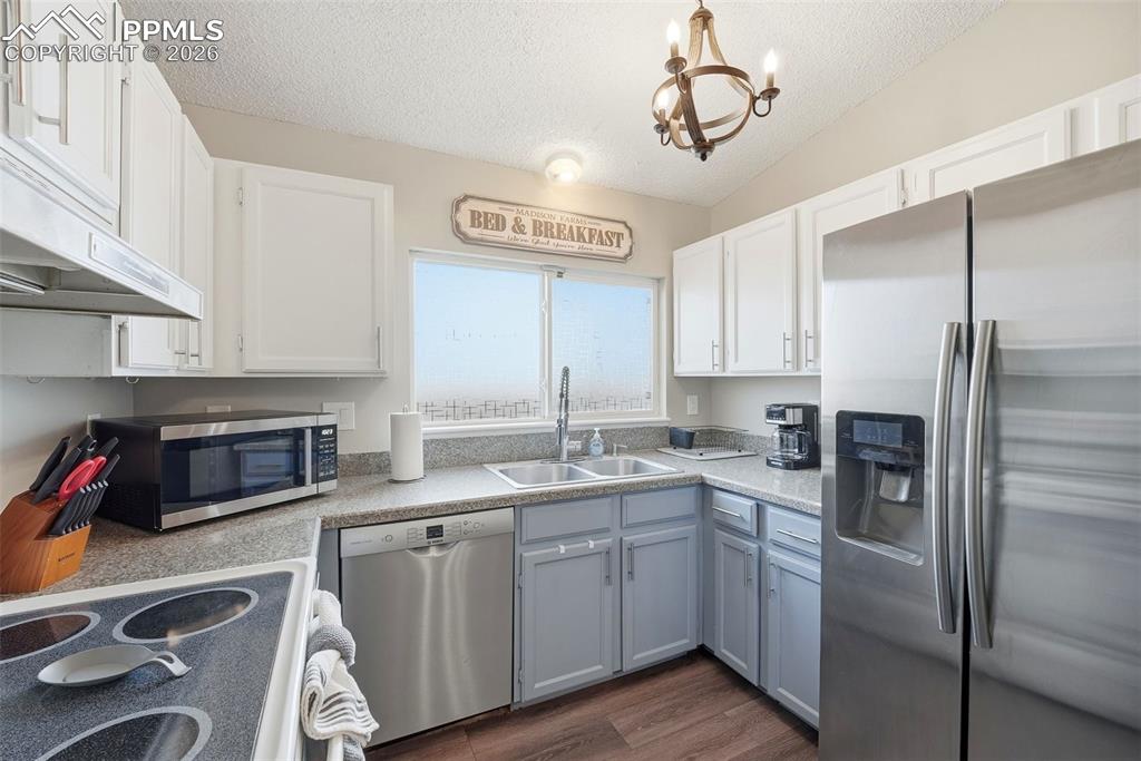 Image 6 of 40: Kitchen