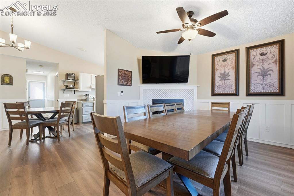 Image 7 of 40: Dining Area