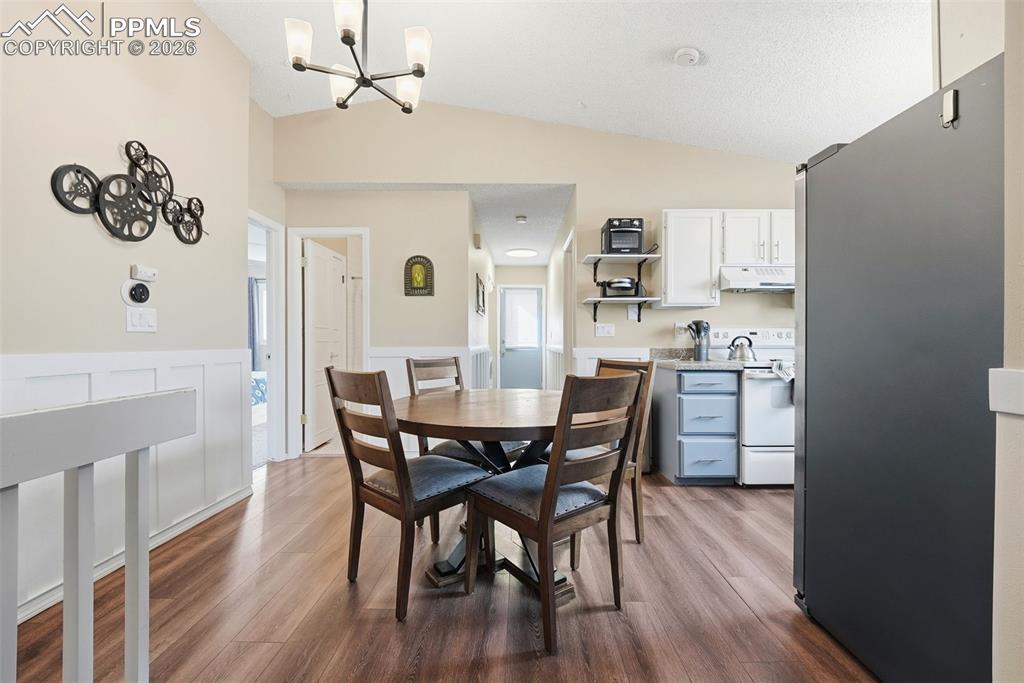 Image 9 of 40: Dining Area