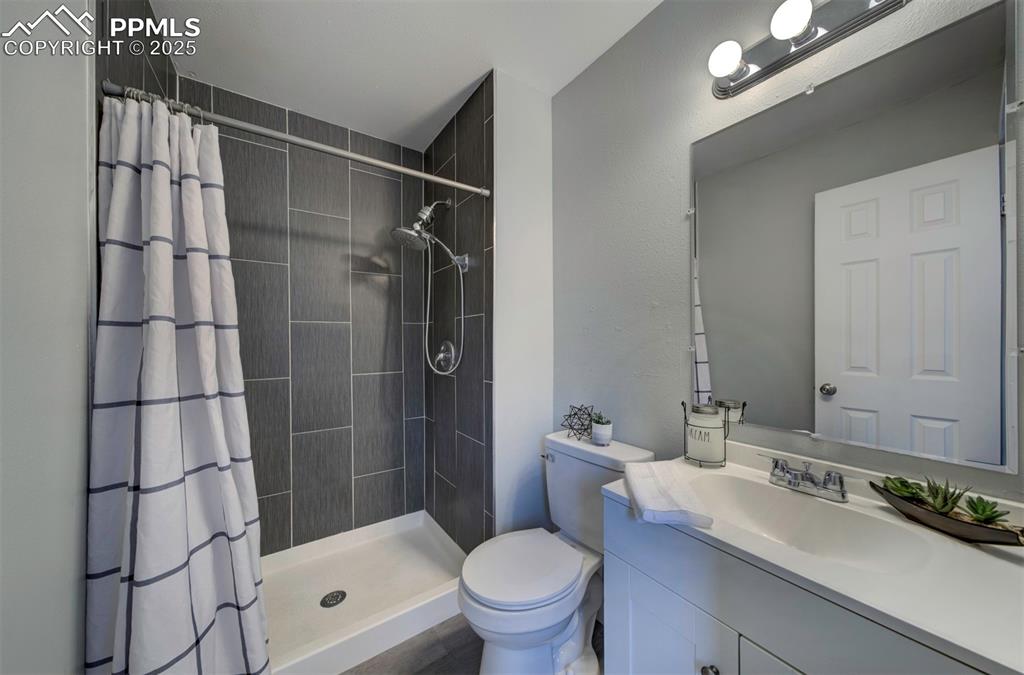 Image 12 of 18: Bathroom