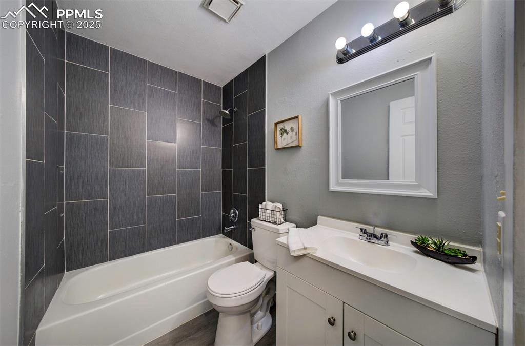 Image 15 of 18: Bathroom