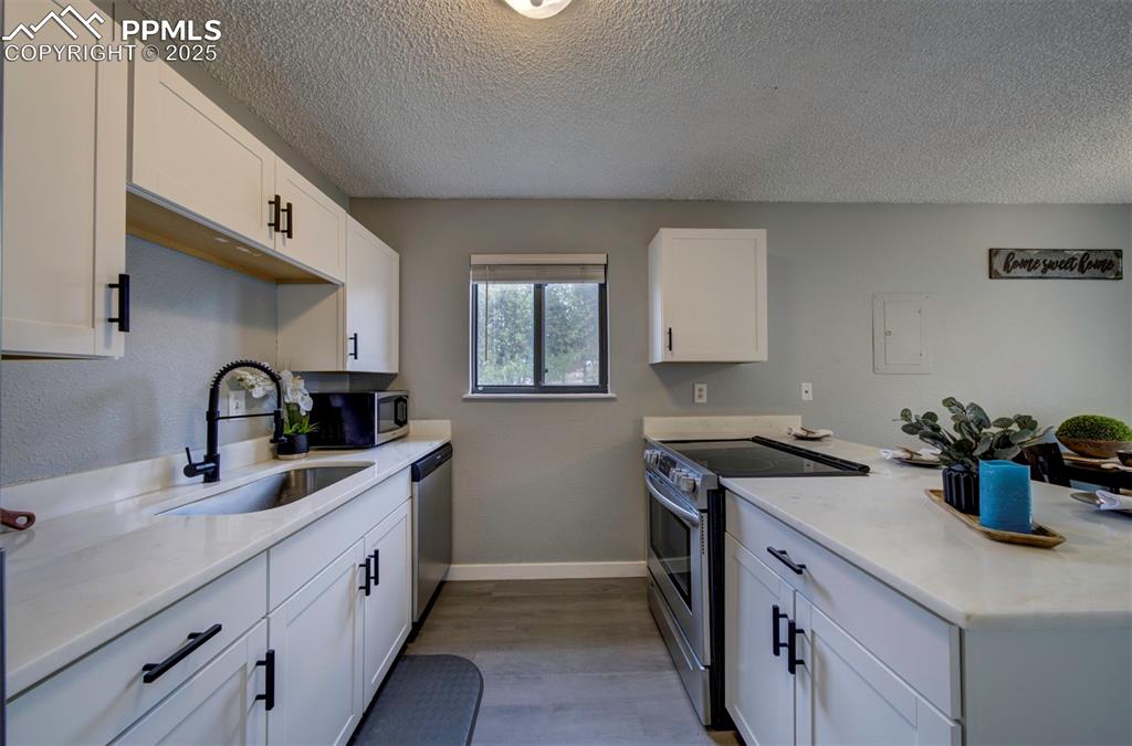 Image 5 of 18: Kitchen