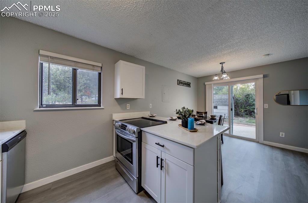 Image 7 of 18: Kitchen