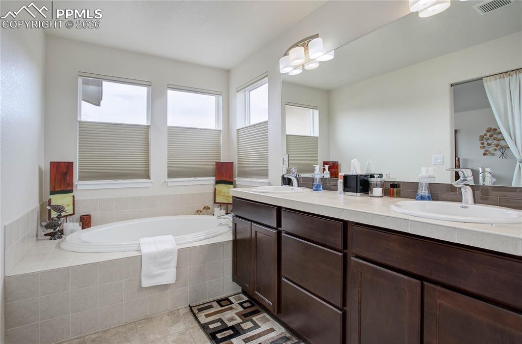 Image 30 of 42: Bathroom