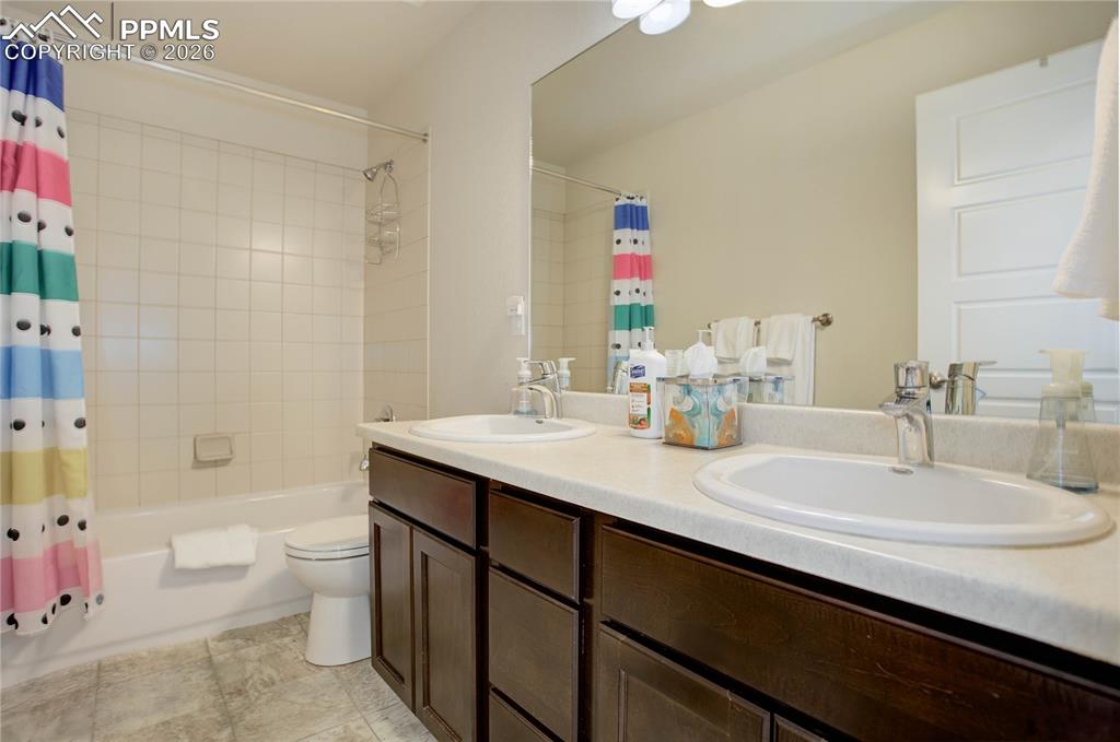 Image 33 of 42: Bathroom