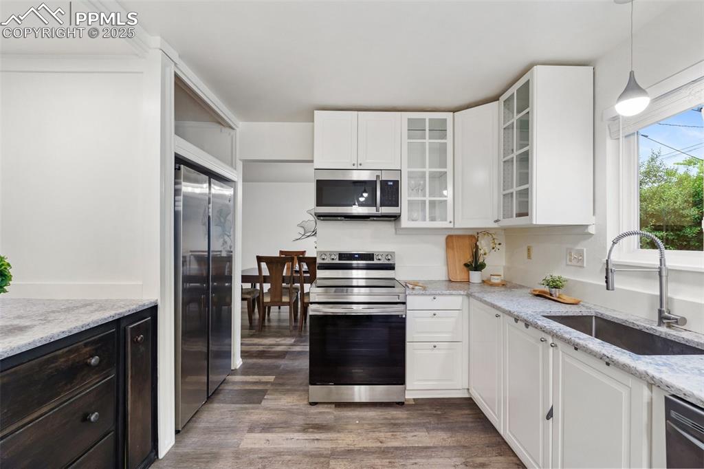 Image 10 of 39: Kitchen