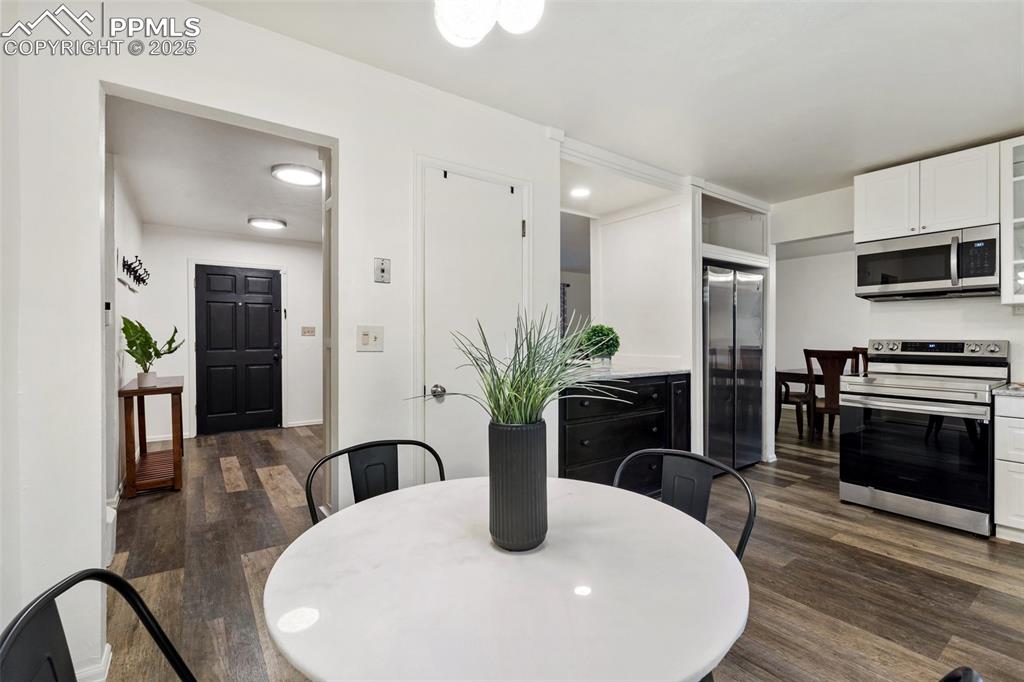 Image 11 of 39: Dining Area