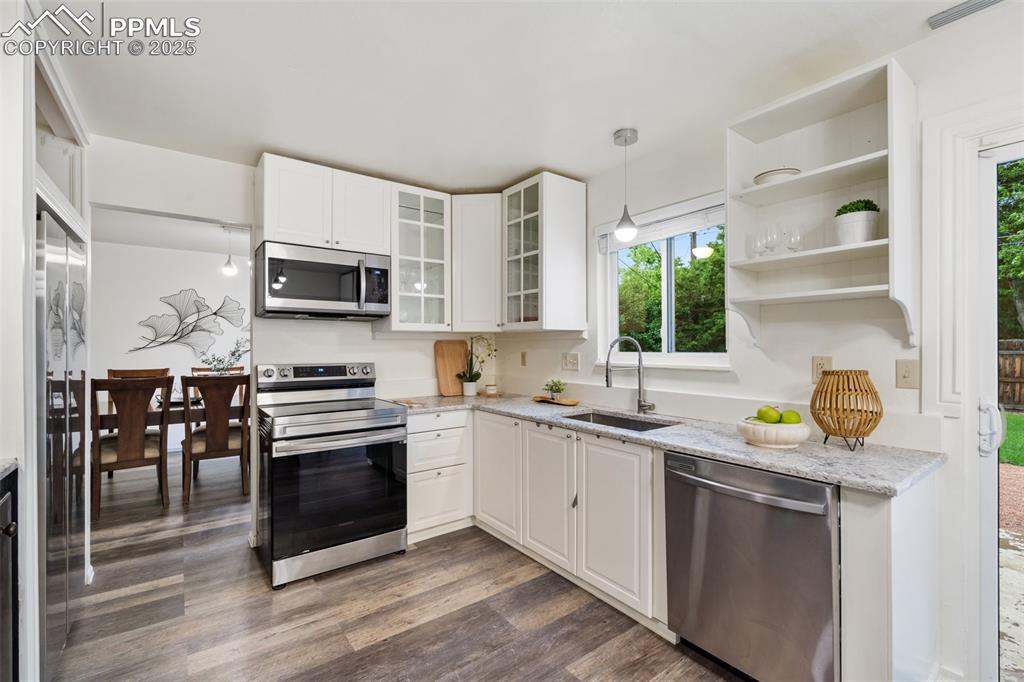 Image 9 of 39: Kitchen