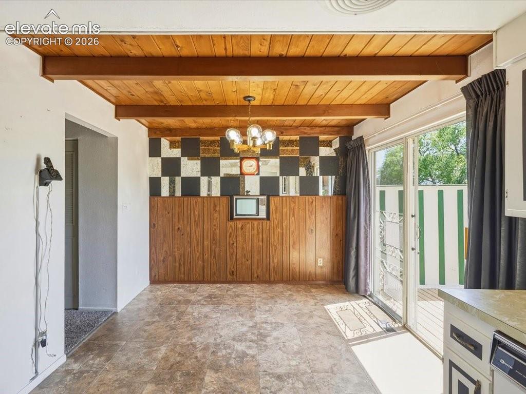 Image 18 of 50: Dining Area