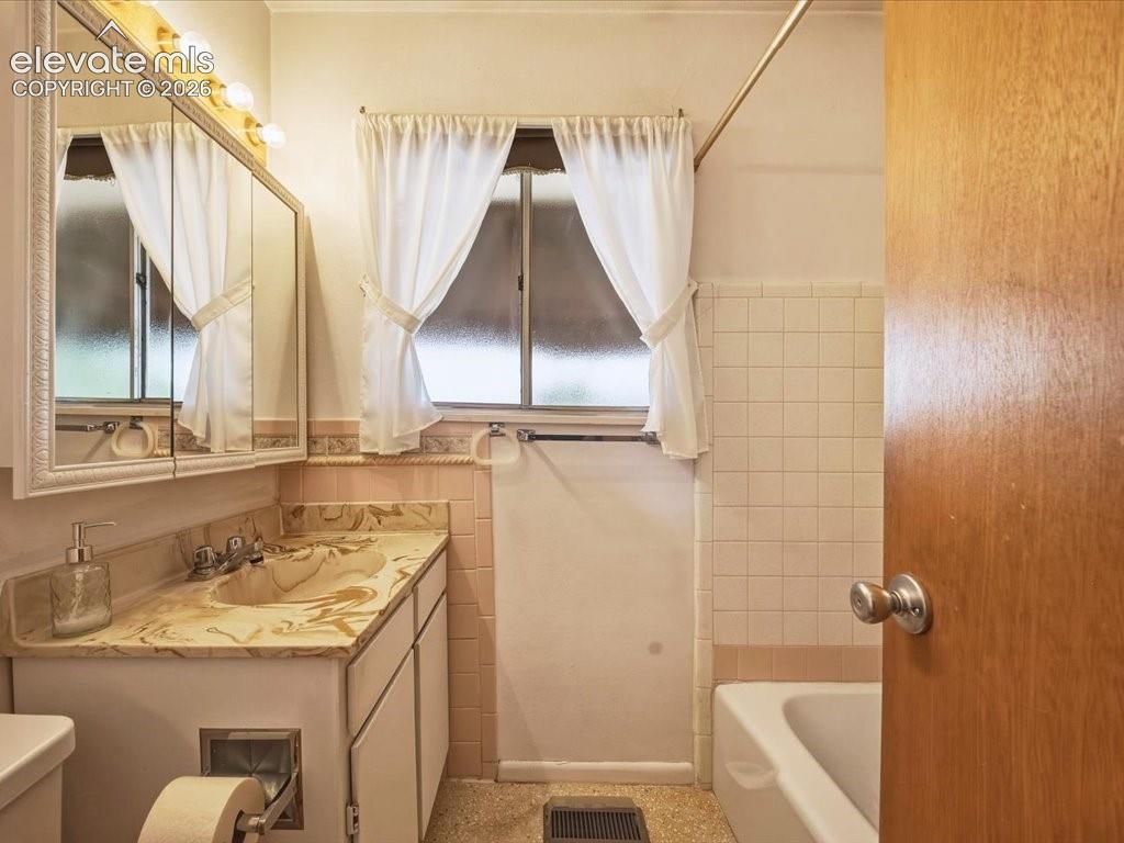 Image 19 of 50: Bathroom