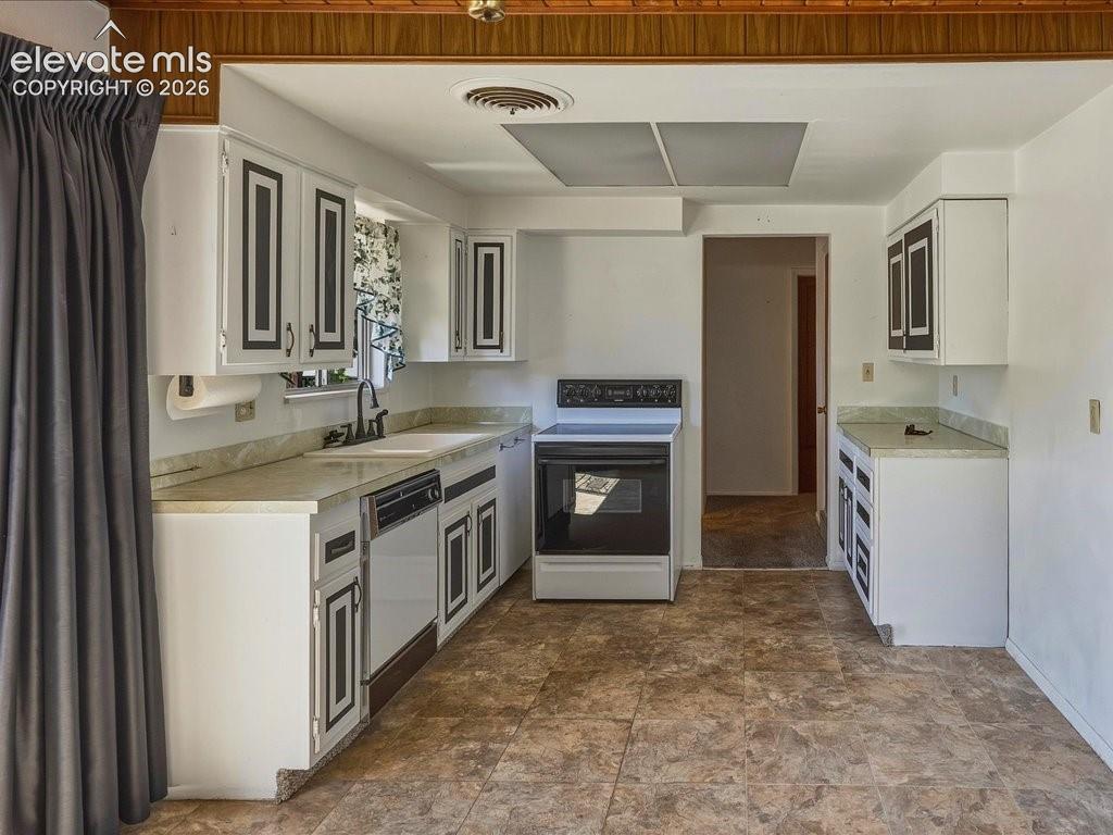 Image 8 of 50: Kitchen