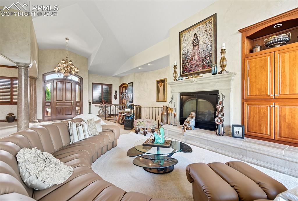 Image 18 of 50: Living Room