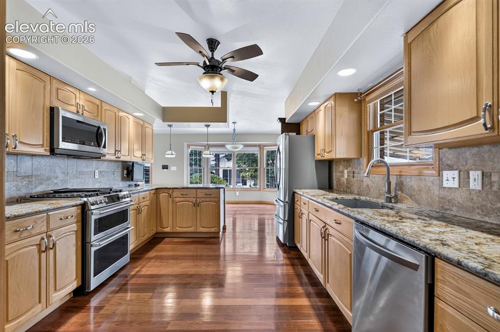 Image 17 of 48: Kitchen