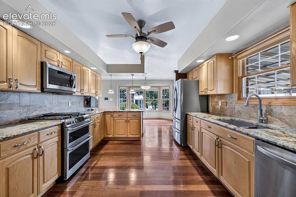 Image 18 of 48: Kitchen