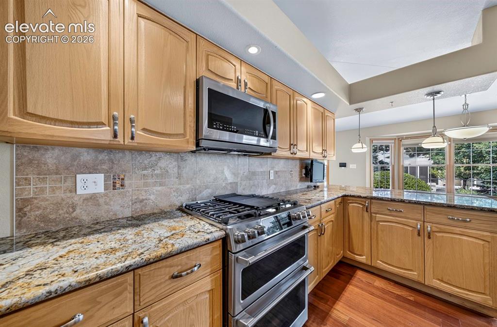 Image 21 of 48: Kitchen