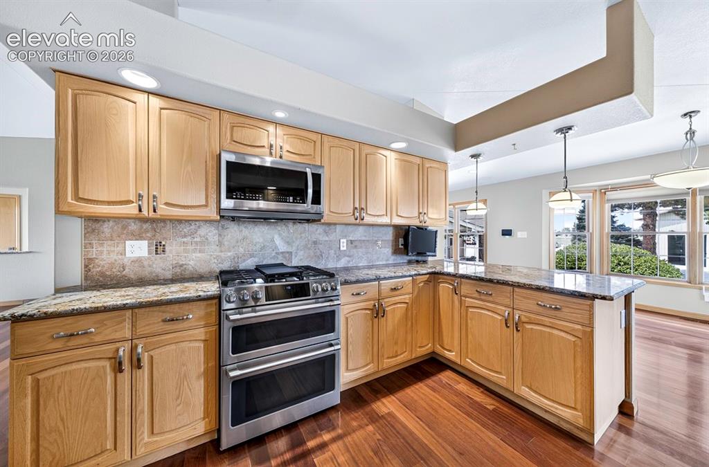 Image 22 of 48: Kitchen