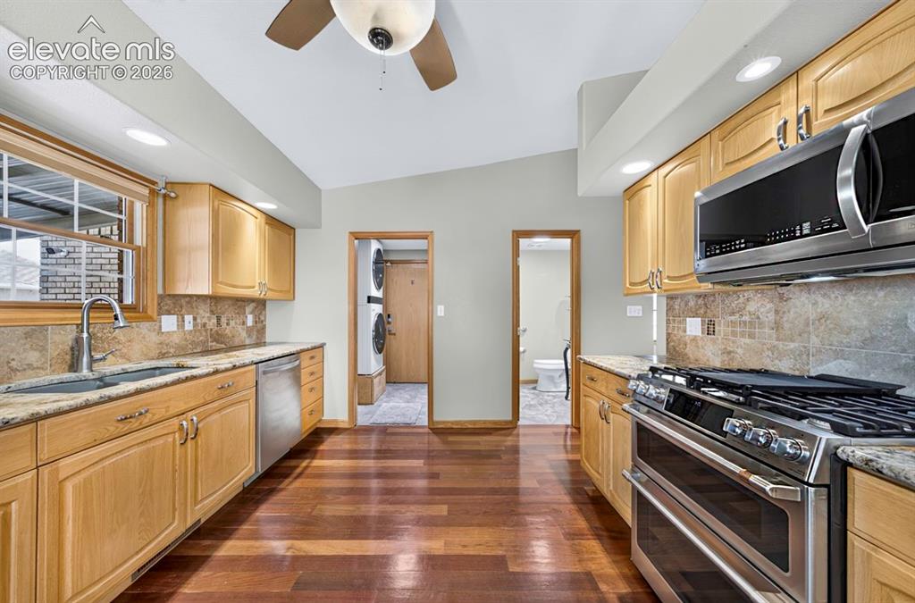 Image 24 of 48: Kitchen
