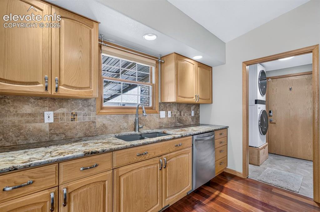 Image 25 of 48: Kitchen