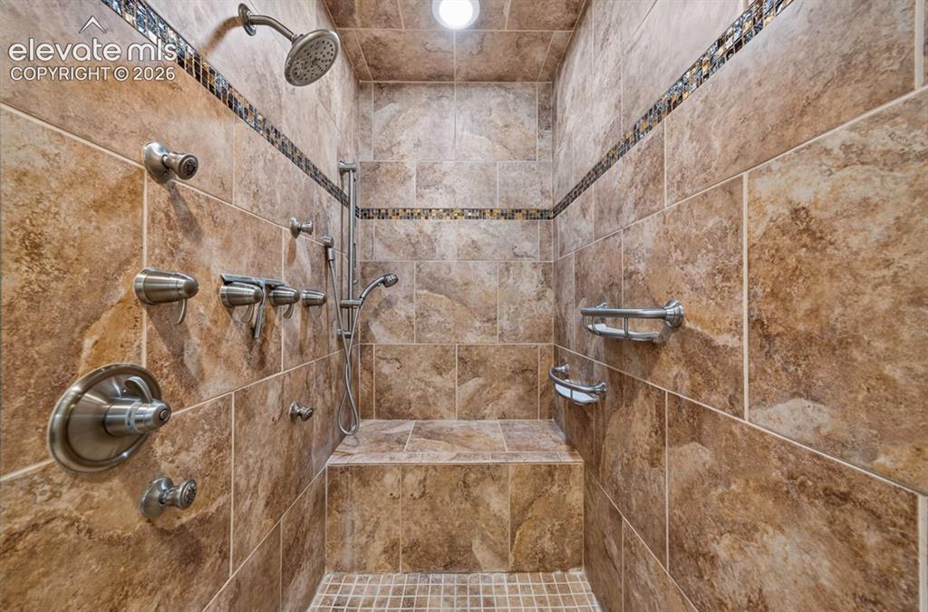 Image 32 of 48: Bathroom