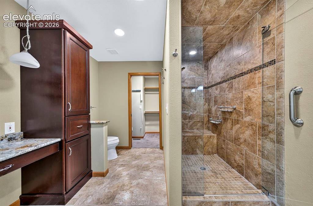 Image 33 of 48: Bathroom