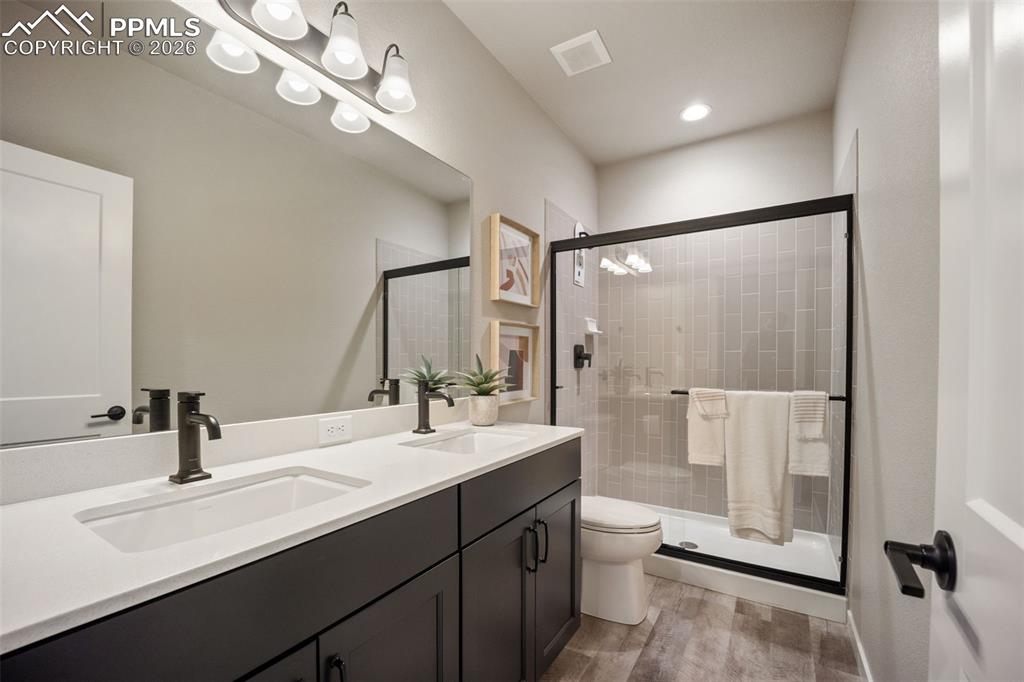 Image 19 of 29: Bathroom