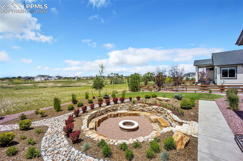 Image 27 of 29: Yard