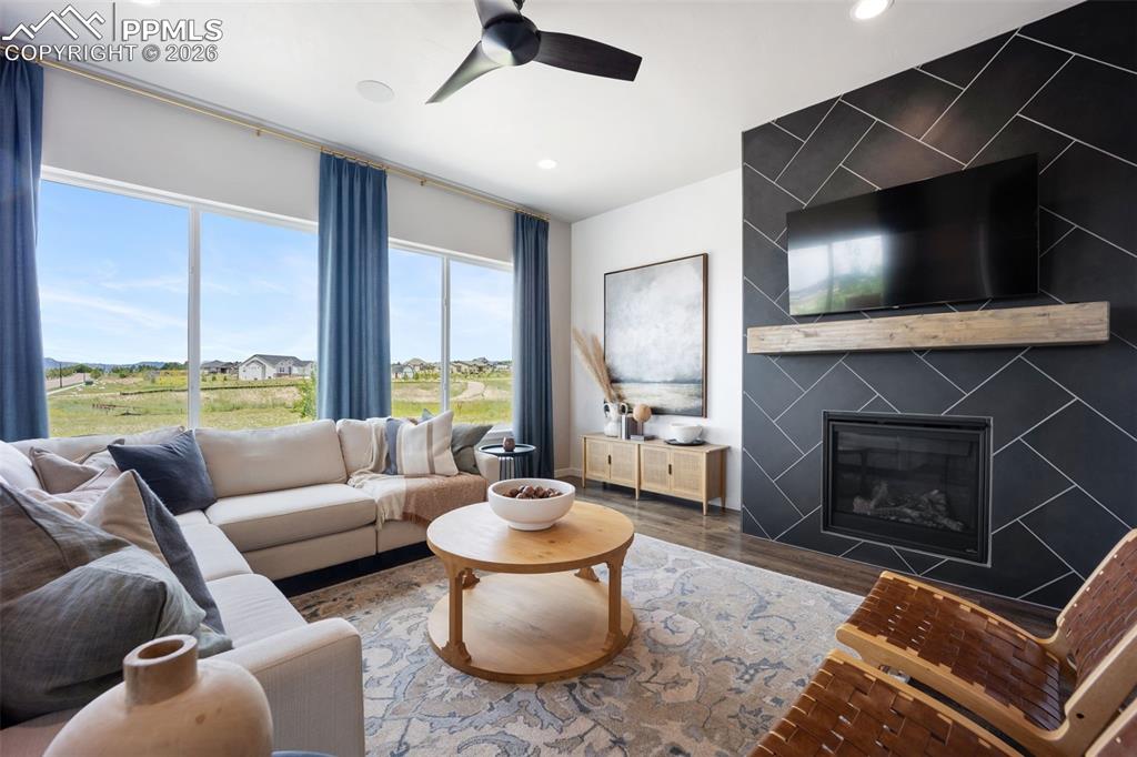 Image 4 of 29: Living Room