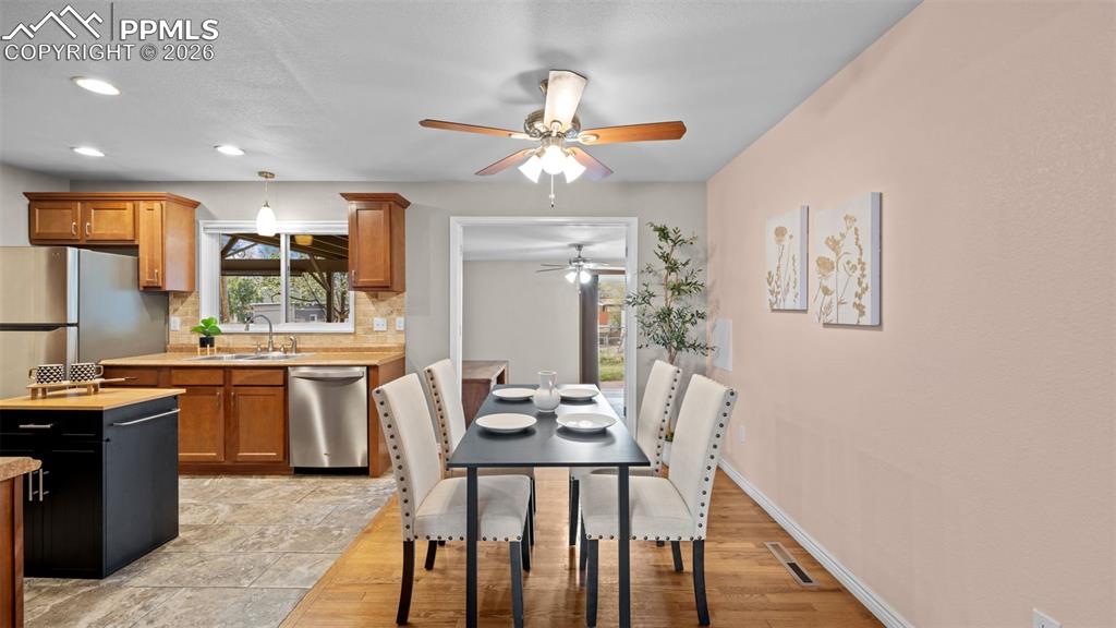 Image 15 of 42: Dining Area