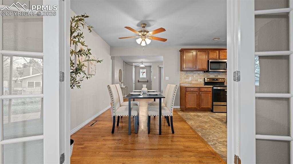 Image 16 of 42: Dining Area