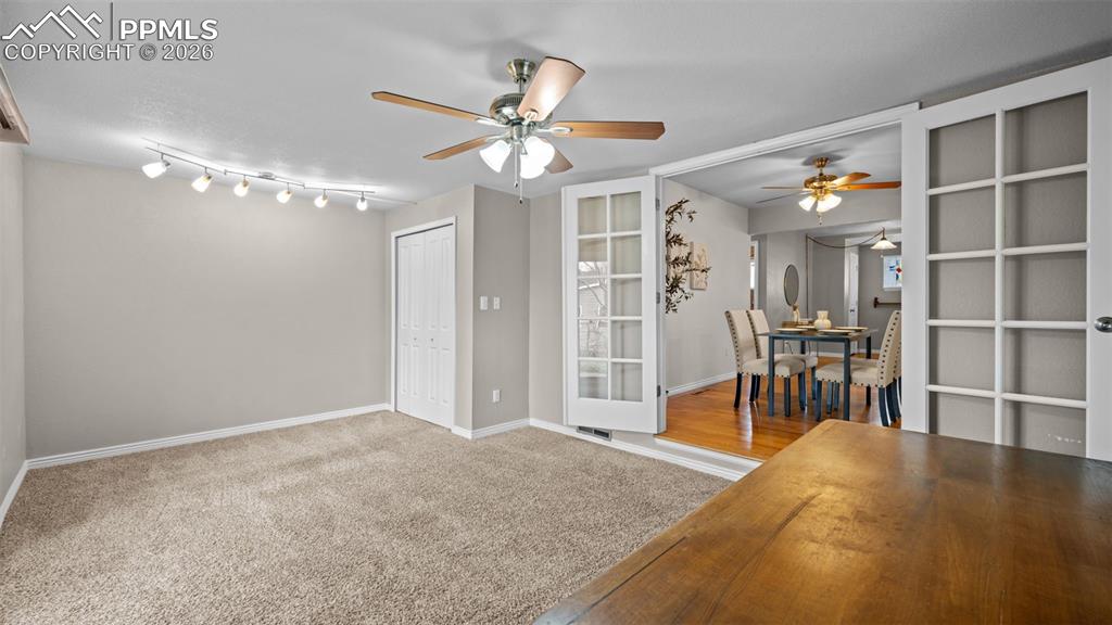 Image 23 of 42: Office