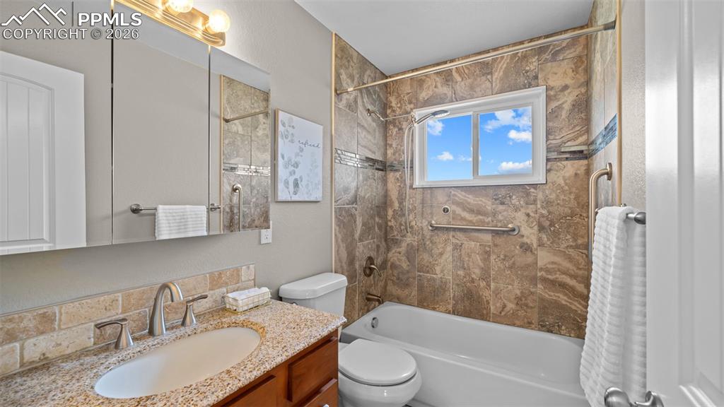 Image 26 of 42: Bathroom